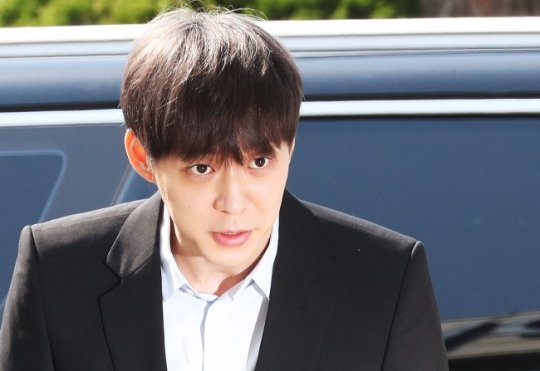 박유천(33)이 지난 4월 경찰 수사를 받기 위해 경기남부지방경찰청에 출석하고 있다. [연합뉴스]