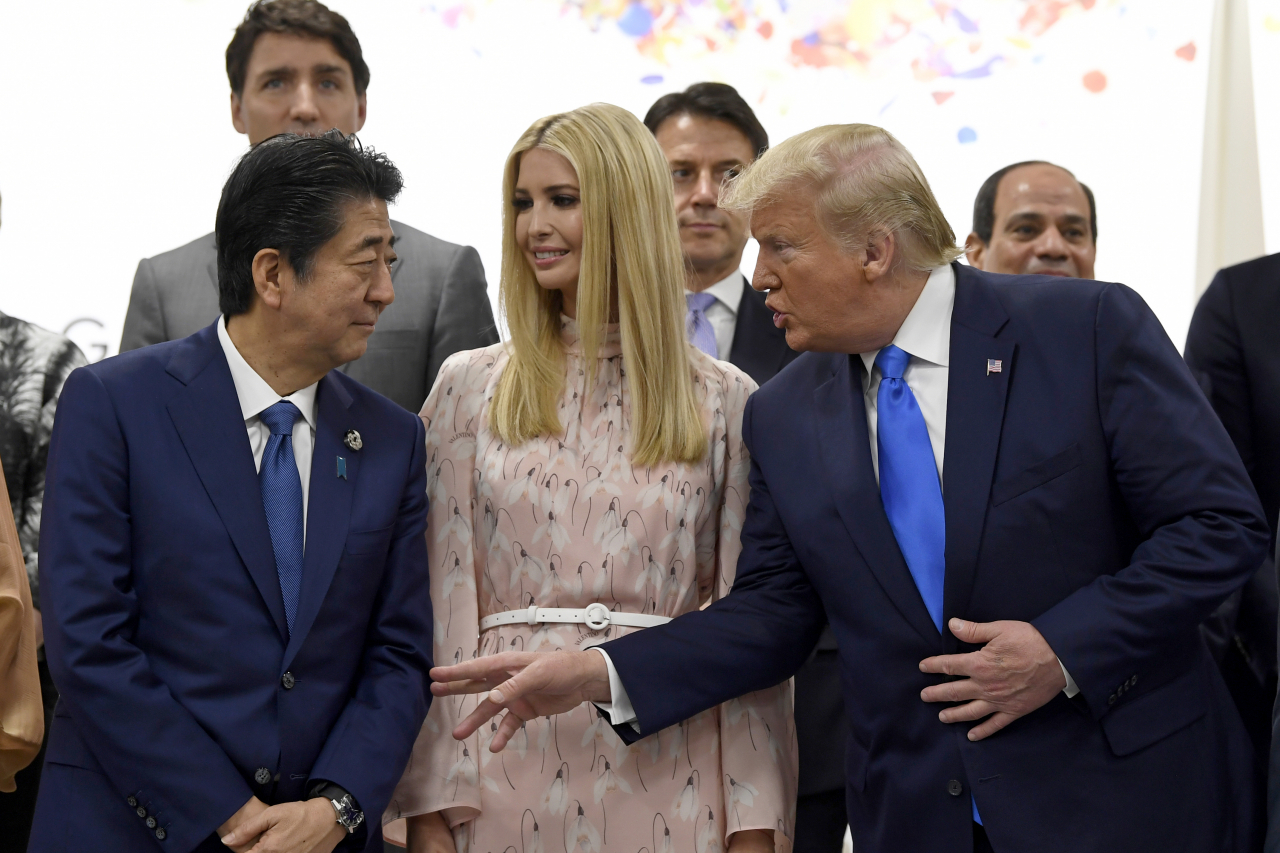 지난달 29일 일본 오사카에서 열린 G20 정상회의에서 아베 신조 일본 총리(맨 왼쪽)과 도널드 트럼프 미국 대통령(맨 오른쪽)이 대화를 나누는 가운데, 이방카 트럼프 백악관 보좌관(가운데)이 이를 경청하고 있다. [AP]