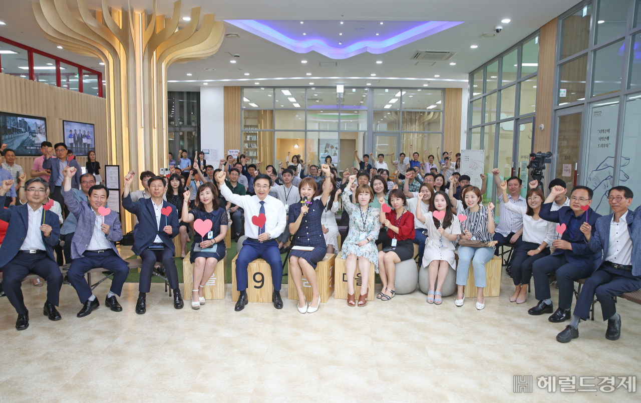 이동진 도봉구청장이 지난 1일 민선7기 1주년을 맞아 지난 1년 동안 도봉의 변화를 위해 열심히 뛰어준 모든 직원 한 명 한 명에게 진심을 담아 감사하다며 '더-큰 도봉'을 완성해 나가는데 다시 한번 함께 뛰자"며 직원들과 파이팅을 외치고 있다.