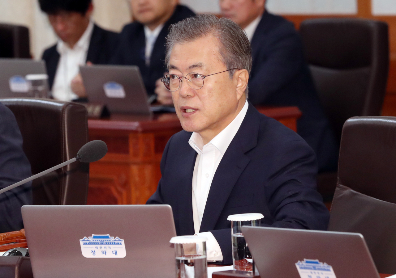 문재인 대통령이 2일 오전 청와대에서 국무회의를 주재하고 있다. 연합뉴스