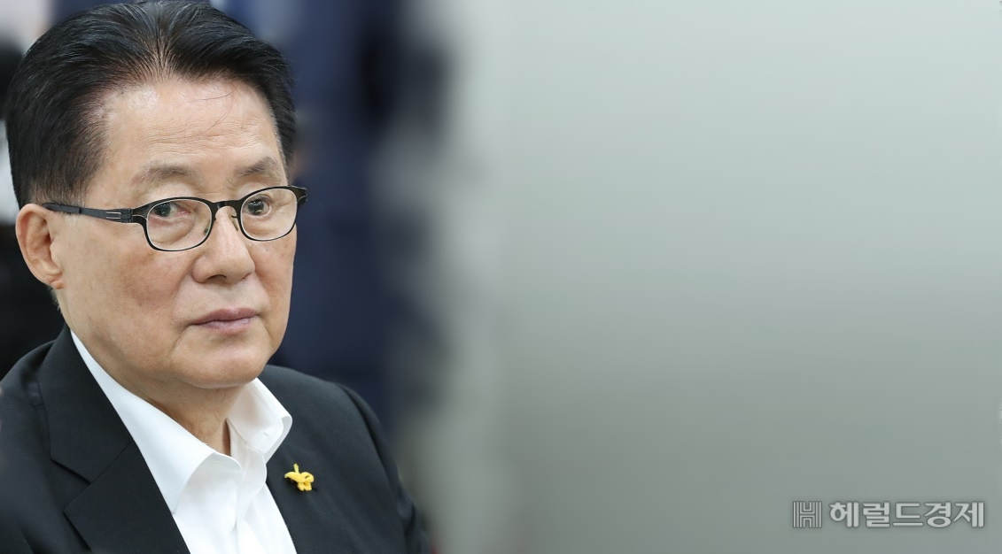 박지원 민주평화당 의원은 2일 '판문점 회동'이후 남북미 정상의 향후 일정에 대해 "김정은 국무위원장이 9월께 유엔총회서 연설할 것"이라는 예측을 내놔 눈길을 끌고 있다. [헤럴드경제 모바일섹션]