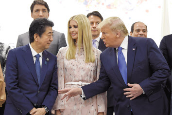 지난달 29일 일본 오사카에서 열린 G20 정상회의에서 아베 신조 일본 총리(맨 왼쪽)과 도널드 트럼프 미국 대통령(맨 오른쪽)이 대화를 나누는 가운데, 이방카 트럼프 백악관 보좌관(가운데)이 이를 경청하고 있다. [AP]