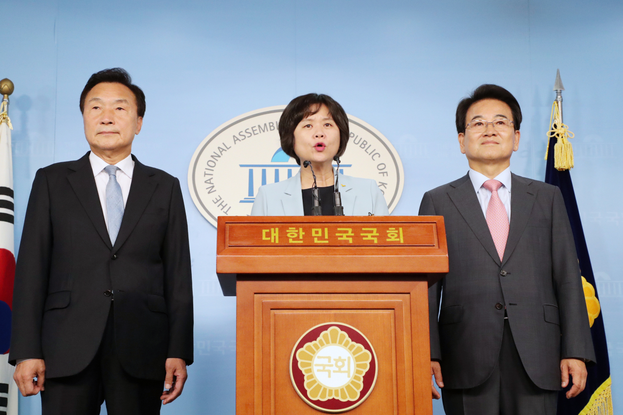 바른미래당 손학규(왼쪽부터), 정의당 이정미, 민주평화당 정동영 대표가 2일 오전 국회 정론관에서 선거제도 개혁과 패스트트랙 법안 처리 완수를 촉구하는 긴급기자회견을 하고 있다. [연합]