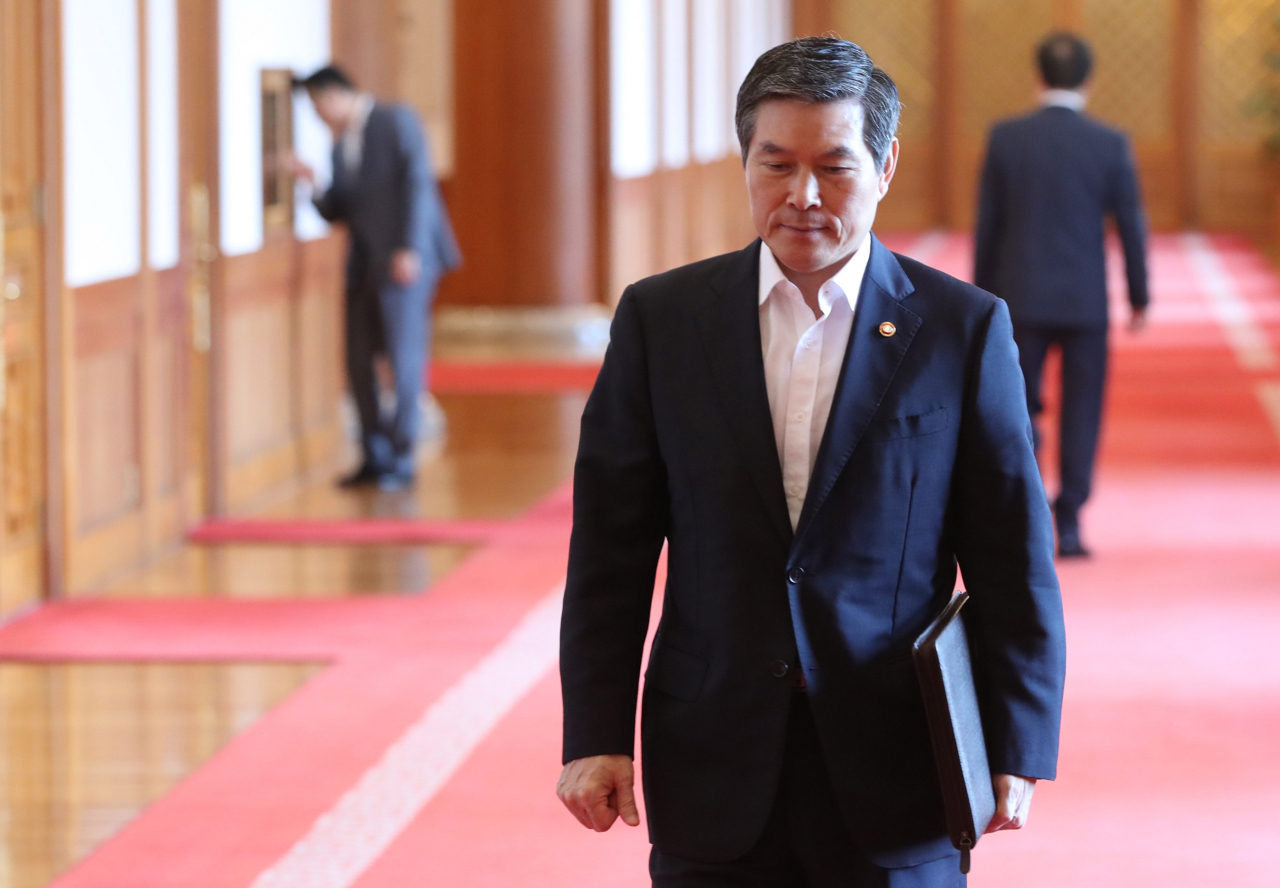 정경두 국방부 장관이 2일 오전 청와대에서 열린 국무회의에 참석하고 있다. [연합]