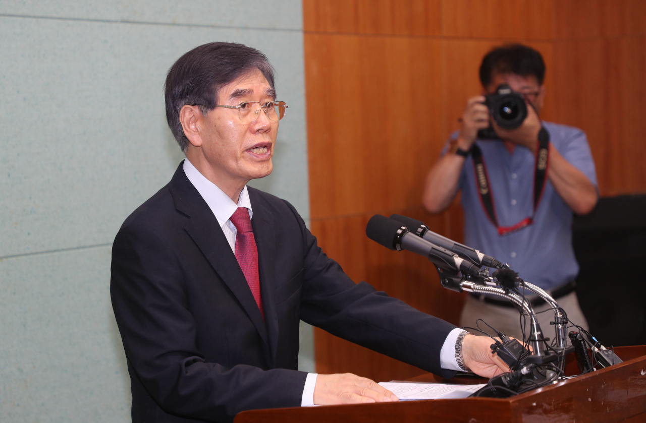 박삼옥 전주 상산고 교장이 2일 전북도의회에서 긴급기자회견을 갖고 전북도교육청의 자사고 재지정 평가의 문제점을 조목조목 반박하고 있다. [연합]