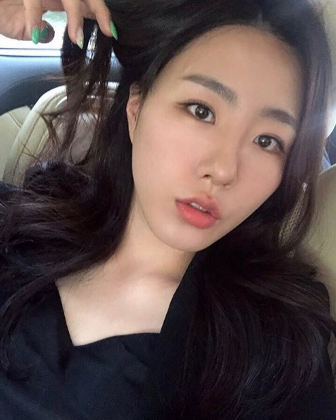 빙속여제에서 가수 강남의 연인으로 일상생활을 즐길고 있는 이상화가 2일 자신의 SNS에 한 껏 물오른 미모가 담긴 사진을 공개해 화제다. [이상화 인스타그램 캡처]