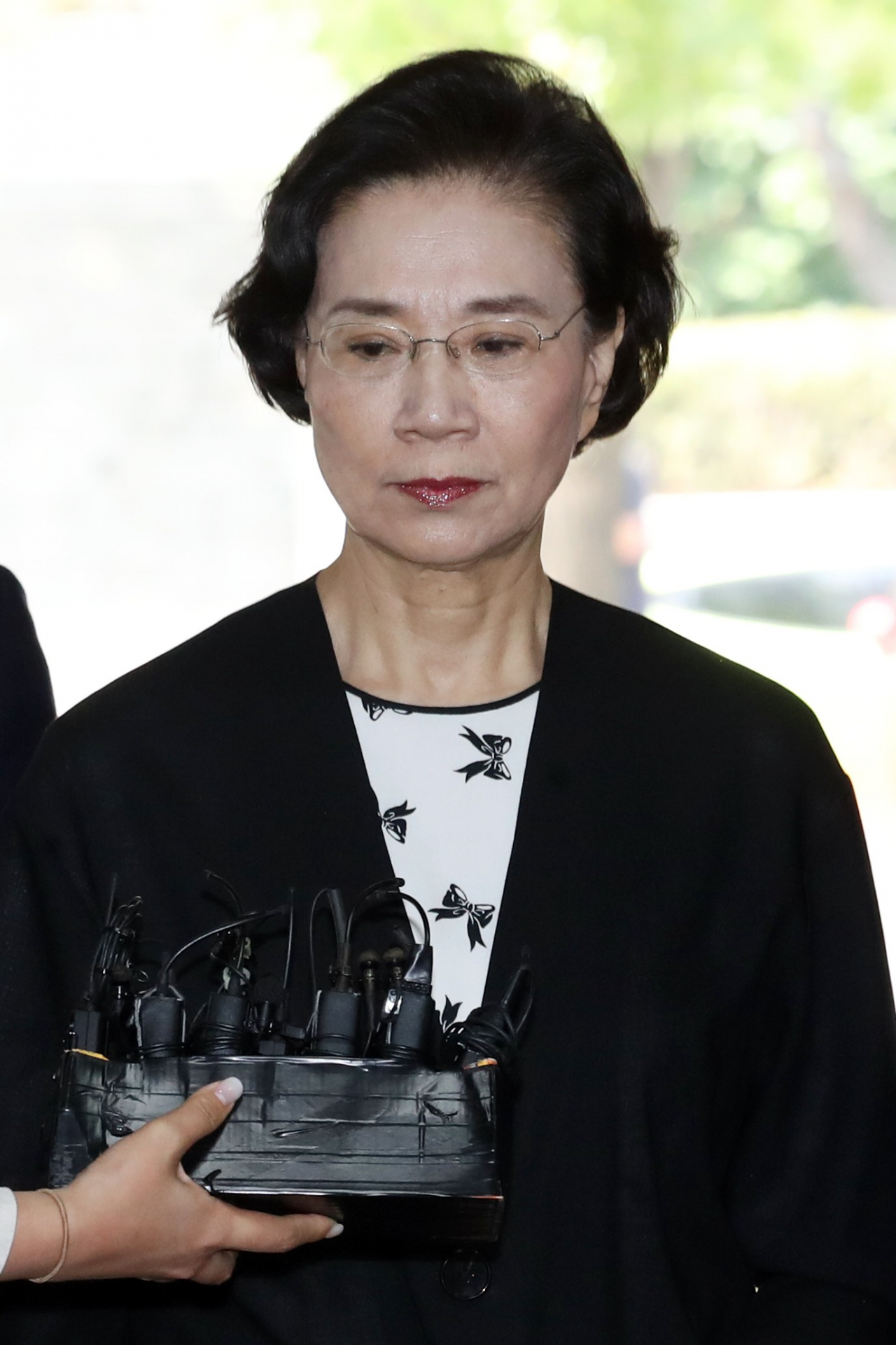 필리핀 가사도우미를 불법 고용한 혐의로 기소된 고(故) 조양호 한진그룹 회장의 부인 이명희 씨가 2일 오후 서울 서초구 서울중앙지법에서 열린 선고공판에 출석하기 위해 법정으로 향하고 있다[연합]
