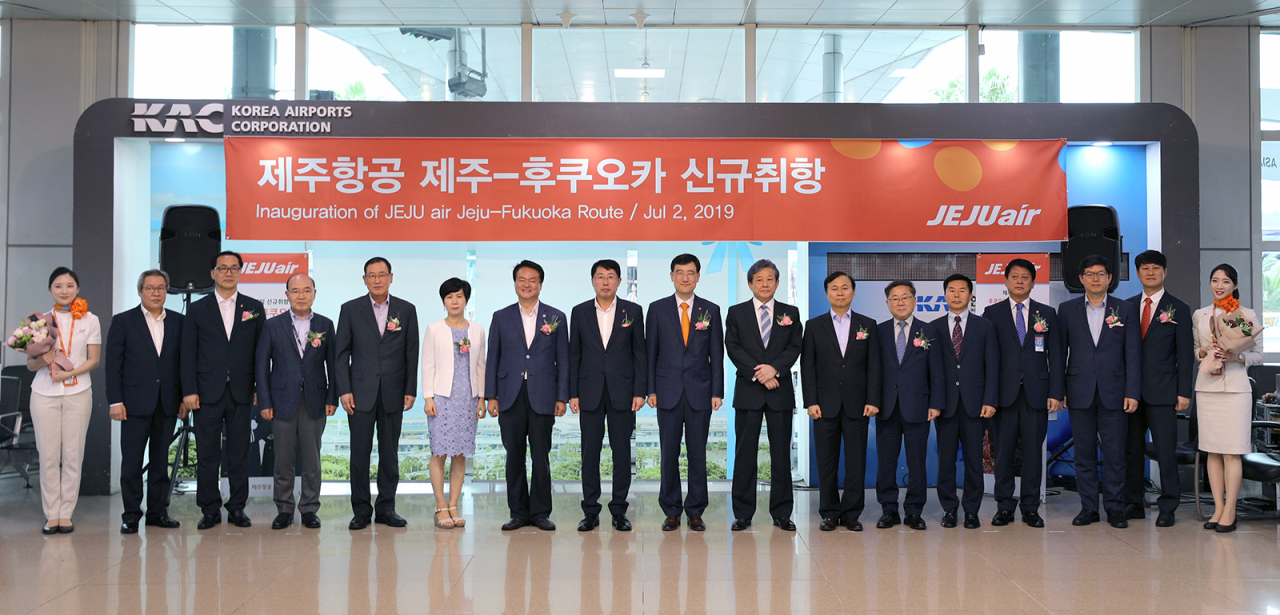 2일 오후 제주국제공항에서 열린 제주항공의 제주~일본 후쿠오카 노선 취항식에서 참석자들이 기념촬영을 하고 있다. 왼쪽에서 두 번째부터 이연진 제주항공 제주본사운영실장, 김남진 제주특별자치도관광협회 상근이사, 강태홍 ㈜ATS 대표이사, 이승규 제주세관장, 이미애 한국공항공사 항공사업본부장, 김희현 제주특별자치도의회 부의장, 안동우 제주특별자치도 정무부지사, 이석주 제주항공 대표이사, 기타 리츠오 주제주일본국총영사, 장만희 제주지방항공청장, 박홍배 제주관광공사 사장, 신상원 제주출입국∙외국인청 심사과장, 김세균 제주항공 제주지점장, 양기철 제주특별자치도 관광국장, 이철행 제주항공 대외협력본부장. [제주항공 제공]