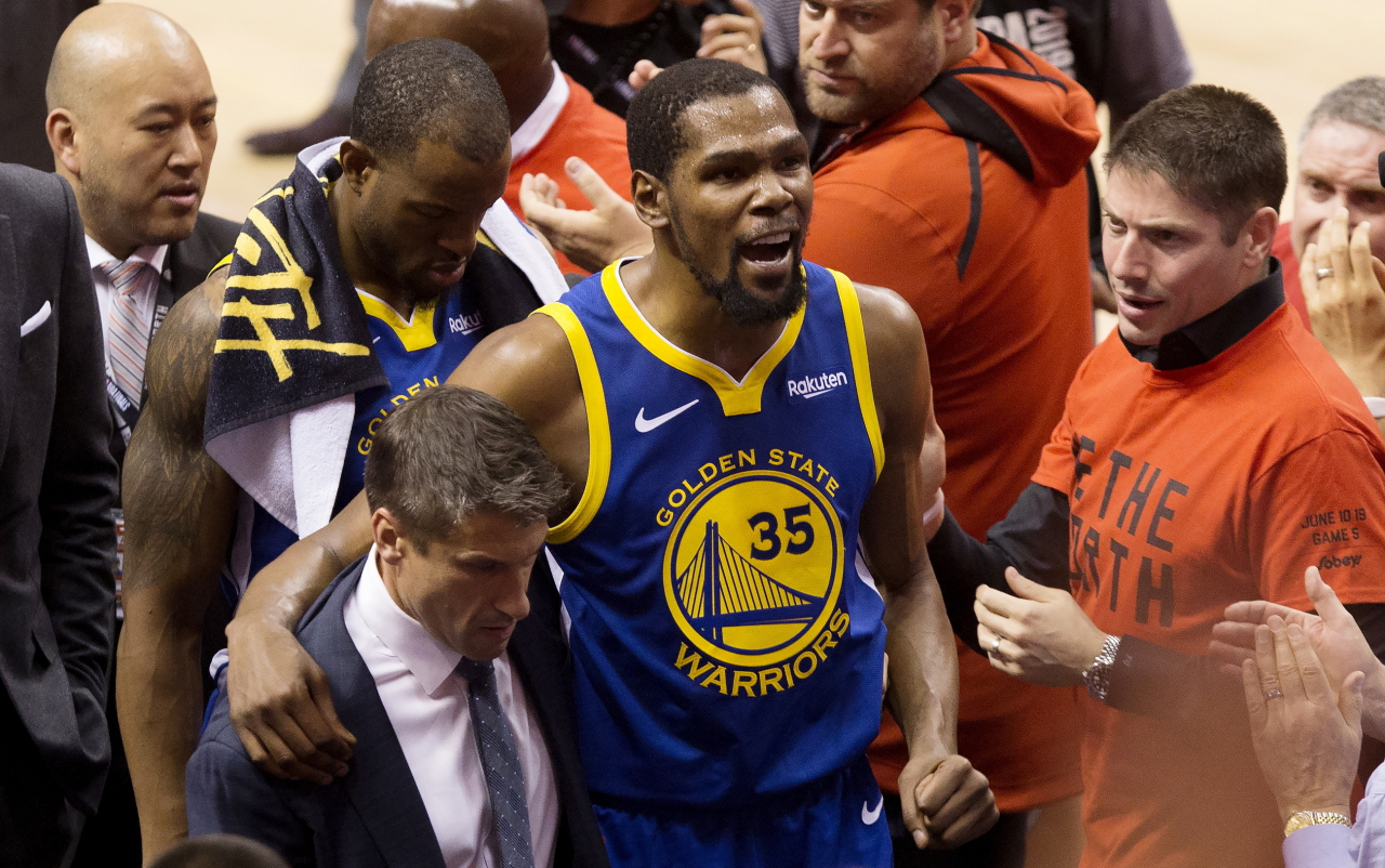 지난달 11일 NBA 파이널 5차전에 출전한 케빈 듀란트가 아킬레스건 부상으로 교체됐다.[AP]