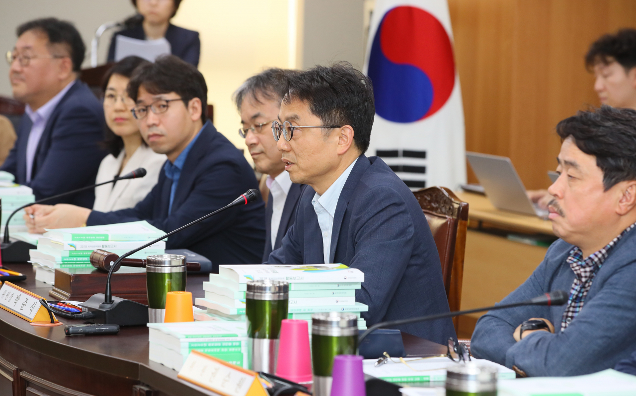 사용자 측이 두 차례 연속 불참한 가운데 2일 세종시 정부세종청사 고용노동부에서 열린 최저임금위원회 제7차 전원회의에서 박준식 최저임금위원장이 사용자측의 참석을 촉구하고 있다. [연합]