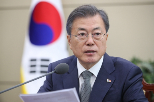 문재인 대통령의 국정수행 지지율이 50%를 돌파하면서 여당인 더불어민주당에 대한 정당 지지율도 2주째 상승세를 기록하고 있다. 반면 자유한국당은 막말 구설수에 나경원 원내대표의 리더십 상처, 황교안 대표의 리스크 등이 겹쳐 2·27 전당대회 4개월여 만에 지지율 최저치를 기록하며 깊은 고민에 빠졌다. [연합]