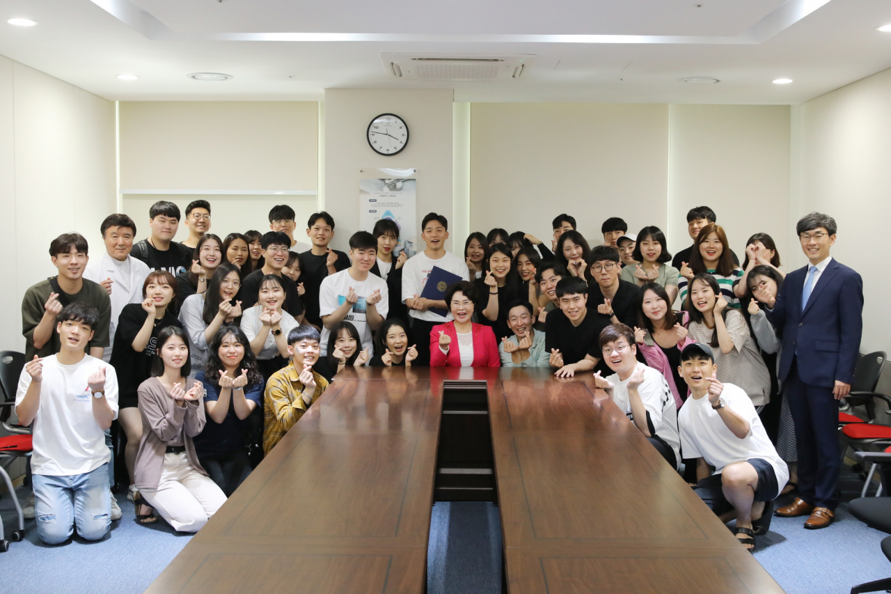 이길여 총장이 하와이 단기어학연수 파견생을 만나 격려하고 기념사진을 촬영하고 있다.
