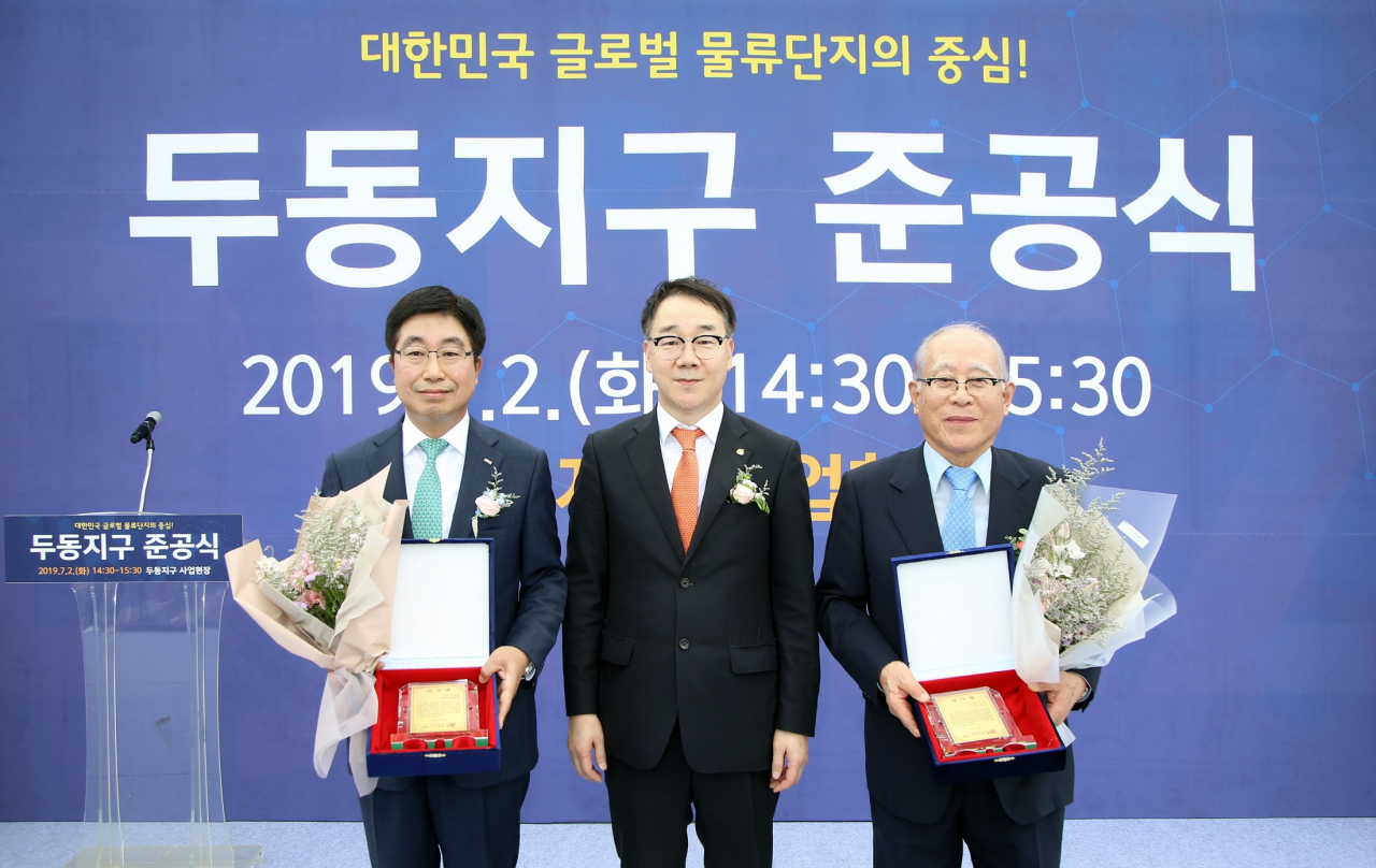 ▶ BNK경남은행 황윤철 은행장(사진 왼쪽 첫번째)이 부산진해경제자유구역청 하승철 청장으로부터 '감사패'를 받은 뒤 기념촬영하고 있다.
