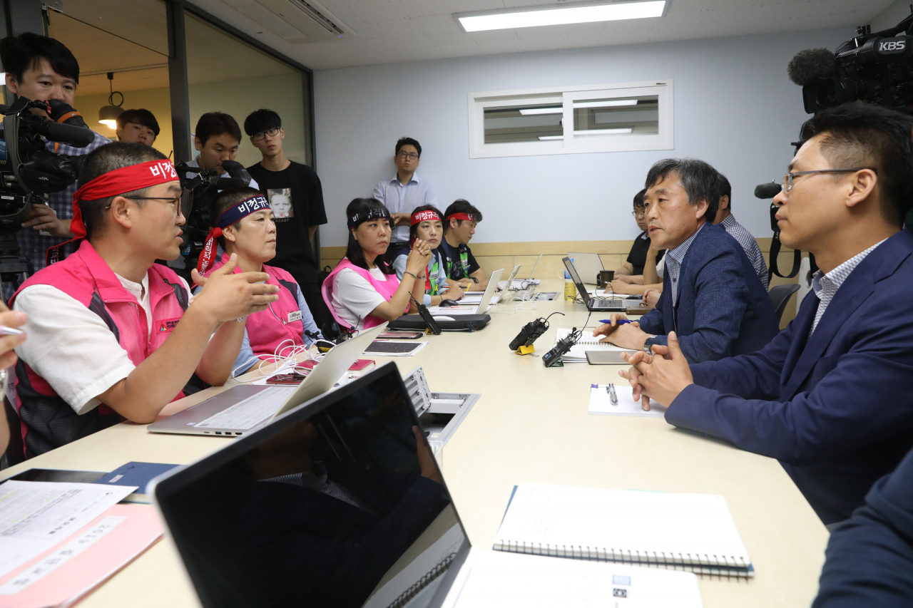 전국학교비정규직연대회의는 지난 2일 당국과의 협상이 결렬됨에 따라 3일부터 총파업에 들어간다고 밝혔다.