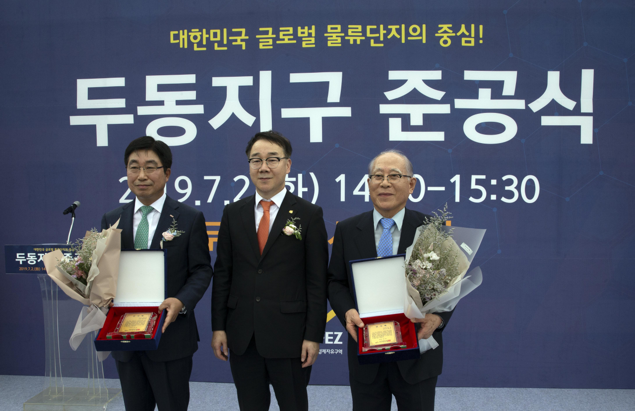 지난 2일 오후 경남 창원시에서 열린 진해두동 택지지구 준공식에서 참석자들이 기념촬영을 하고 있다. 사진 왼쪽부터 황윤철 BNK 경남은행 은행장, 하승철 부산진해경제자유구역청장, 이세중 부영그룹 회장 직무대행.