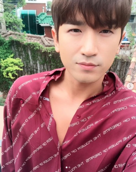 그룹 신화 멤버 이민우가 3일 술자리 강제추행 혐의로 경찰에 입건돼 조사를 받고 있는 것으로 알려졌다. 소속사를 통해 피해 당사자와 원만한 합의를 이룬 것으로 알려진 이민우의 성추행 혐의에 대해 경찰은 "양측이 합의를 했어도 강제추행 혐의에 대해 수사를 계속하겠다"는 방침을 밝혔다. [이민우 인스타그램 캡처]