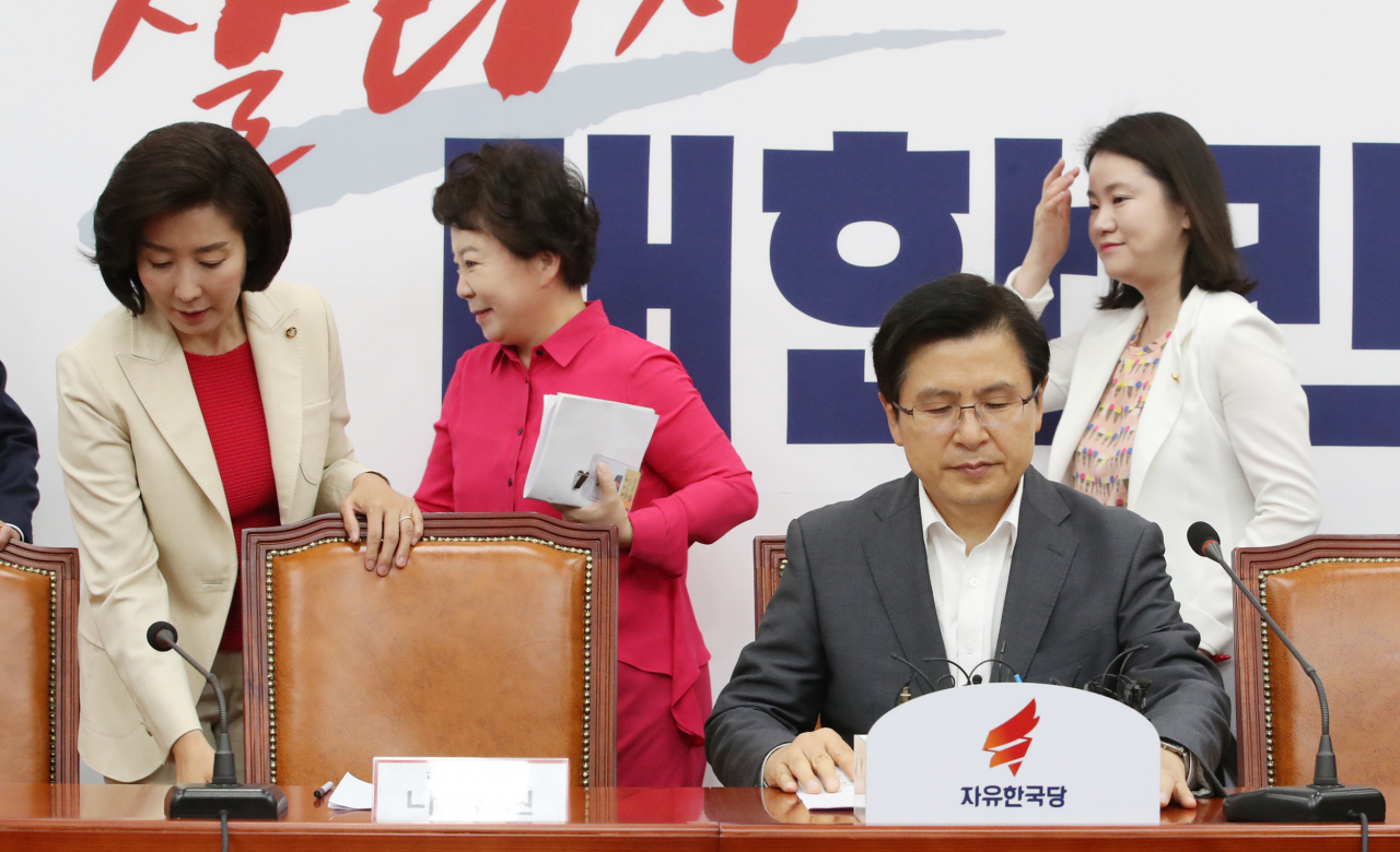 자유한국당 황교안 대표와 나경원 원내대표가 3일 국회에서 열린 최고위원-중진의원 연석회의에 참석해 있다. 연합뉴스