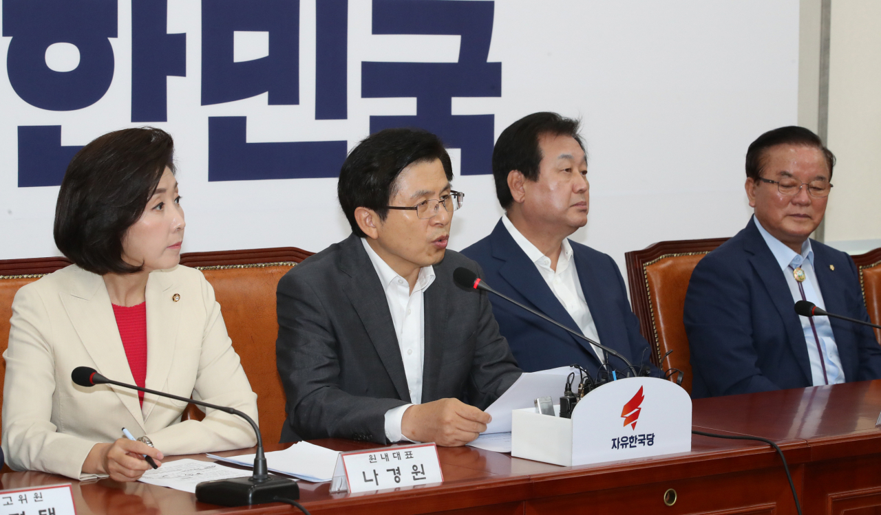 황교안 자유한국당 대표가 3일 국회에서 열린 최고위원-중진의원 연석회의에서 발언하고 있다. [연합]