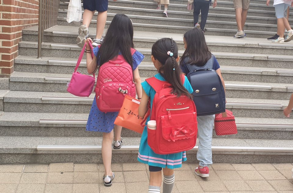 급식파업이 시작된 지난 3일, 서울의 한 초등학교 등교길 풍경. 평소 학교에서 제공되는 급식으로 점심 식사를 하던 아이들이 이날은 도시락을 들고 등교하고 있다.