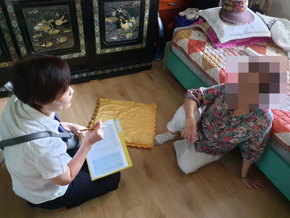 지난2일 우리동네돌봄단이 직접 대상 가정을 찾아 안부를 묻는 모습. [관악구 제공]