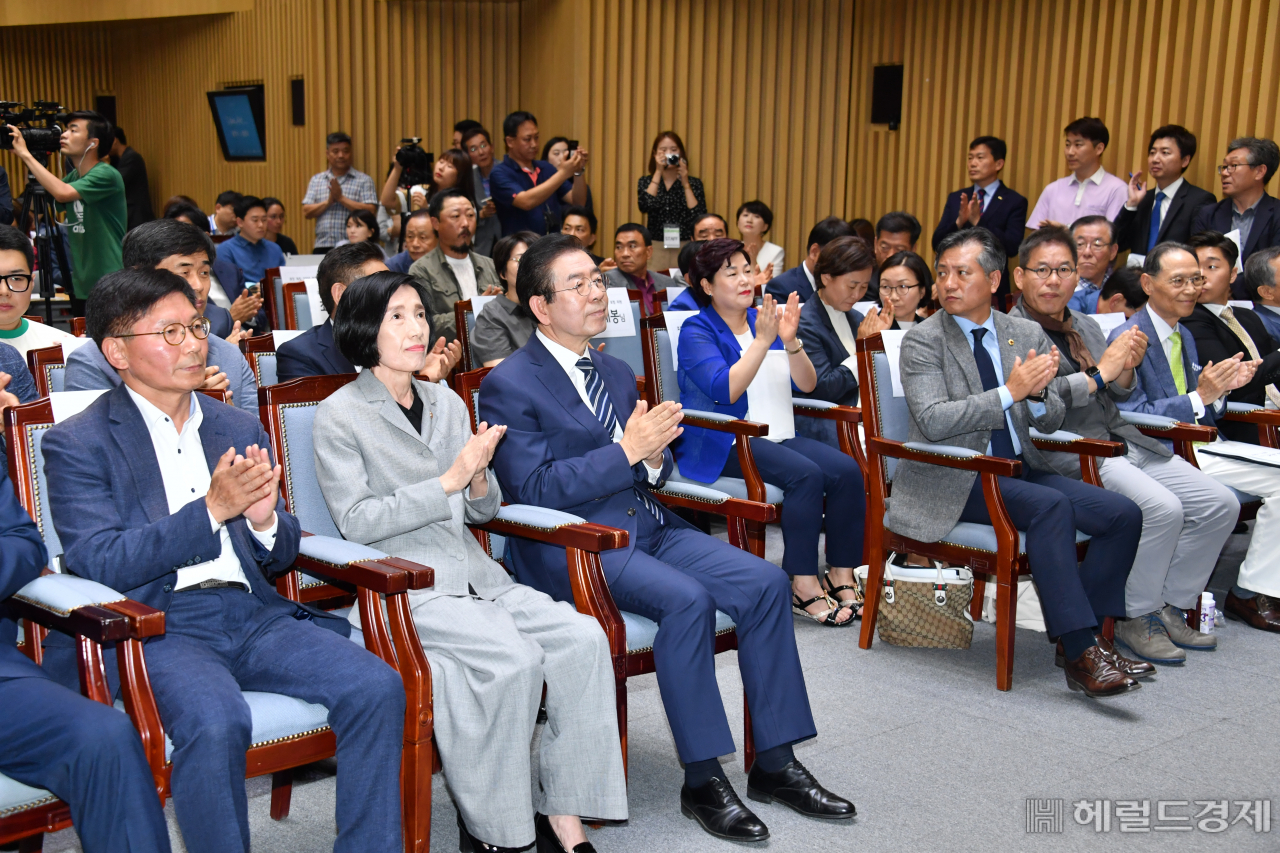 지난 2일 서울시청에서 열린 '효창독립 100년 공원 조성 업무 협약 및 포럼 발대식에 참석한 박원순 서울시장, 신원철 서울시의회 의장, 피우진 국가보훈처장 등이 박수를 치고 있다.