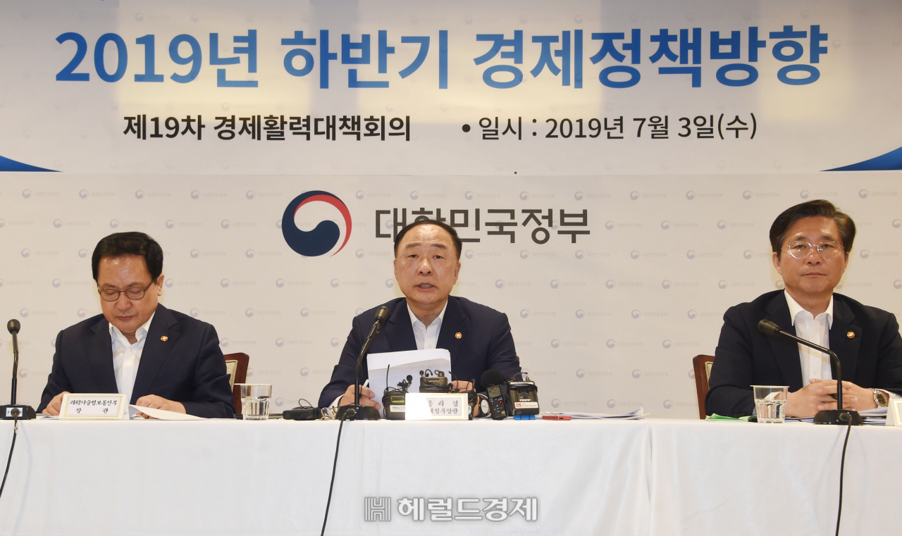 홍남기 경제부총리 겸 기획재정부 장관이 3일 오전 서울 여의도 한국수출입은행에서 2019 하반기 경제정책방향 관계부처 합동 브리핑을 하고 있다. 왼쪽부터 유영민 과학기술정보통신부 장관, 홍 부총리, 성윤모 산업통상자원부 장관. 홍 부총리는 이날 "점차 확대되는 경기 하방리스크에 대응하기 위해서는 투자가 반드시 살아나야 한다"고 말했다. [기획재정부 제공]