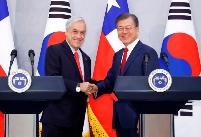 President Moon Jae-in (right) with Chile President Sebastian Pinera, during Pinera's visit to Seoul in April. (Yonhap)