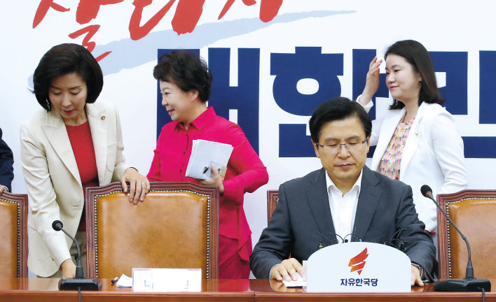 황교안 자유한국당 대표가 3일 국회에서 열린 최고위원-중진의원 연석회의에 참석해 자리를 잡은 가운데 나경원 원내대표 등이 자신의 자리에 앉으려 움직이고 있다.  [연합]