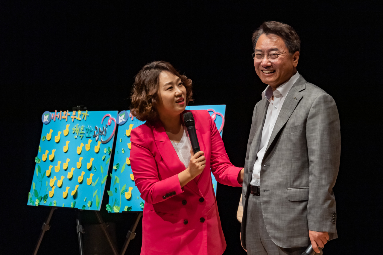 지난 2일 시립 광진청소년센터에서 열린 '투맘쇼'에서 육아정책토크쇼를 하고 있는 김선갑(오른쪽) 광진구청장과 개그맨 조승희. [광진구 제공]