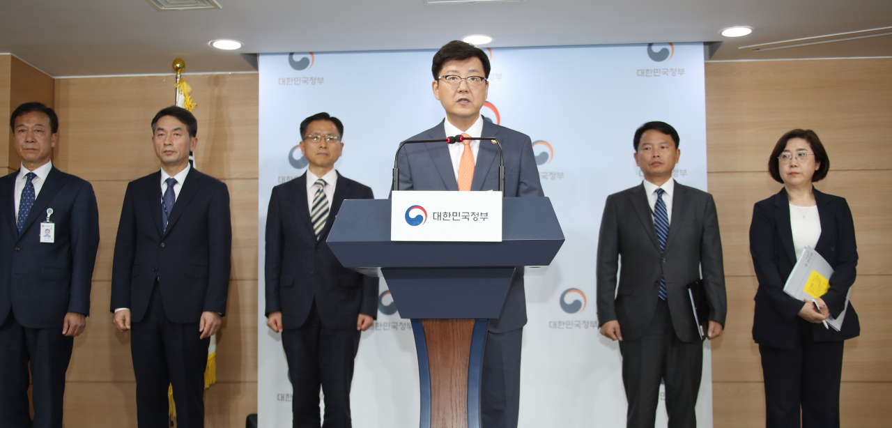 국무조정실 국무1차장이 3일 정부서울청사에서 북한어선 '노크귀순'과 관련한 국방부 합동조사단 결과를 발표하고 있다. [연합]