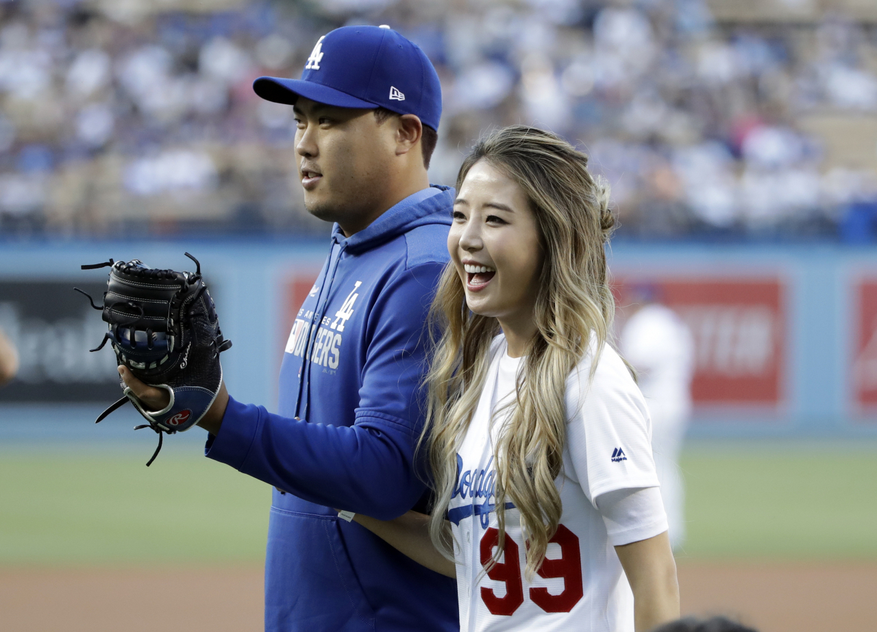 3일 LA 다저스가 류현진의 버블헤드 인형 '현 솔로'를 소개했다. 이를 기념해 류현진이 시포, 아내 배지현이 시구했다.[AP]