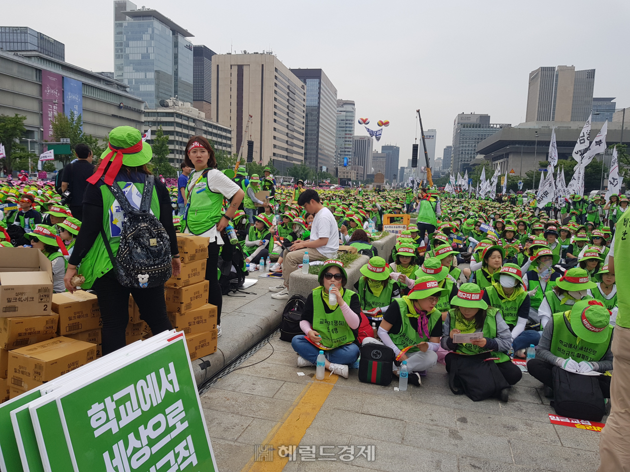 전국학교비정규직연대회의(연대회의)는 17일 예정됐던 실무교섭을 포함해 교육당국과 집단 교섭 진행을 잠정 중단한다고 밝혔다. 사진은 지난 3일 총파업에 들어간 연대회의 노조원들이 광화문 광장에서 집회를 열고 있는 모습. [사진=김성우 기자/zzz@heraldcorp.com]