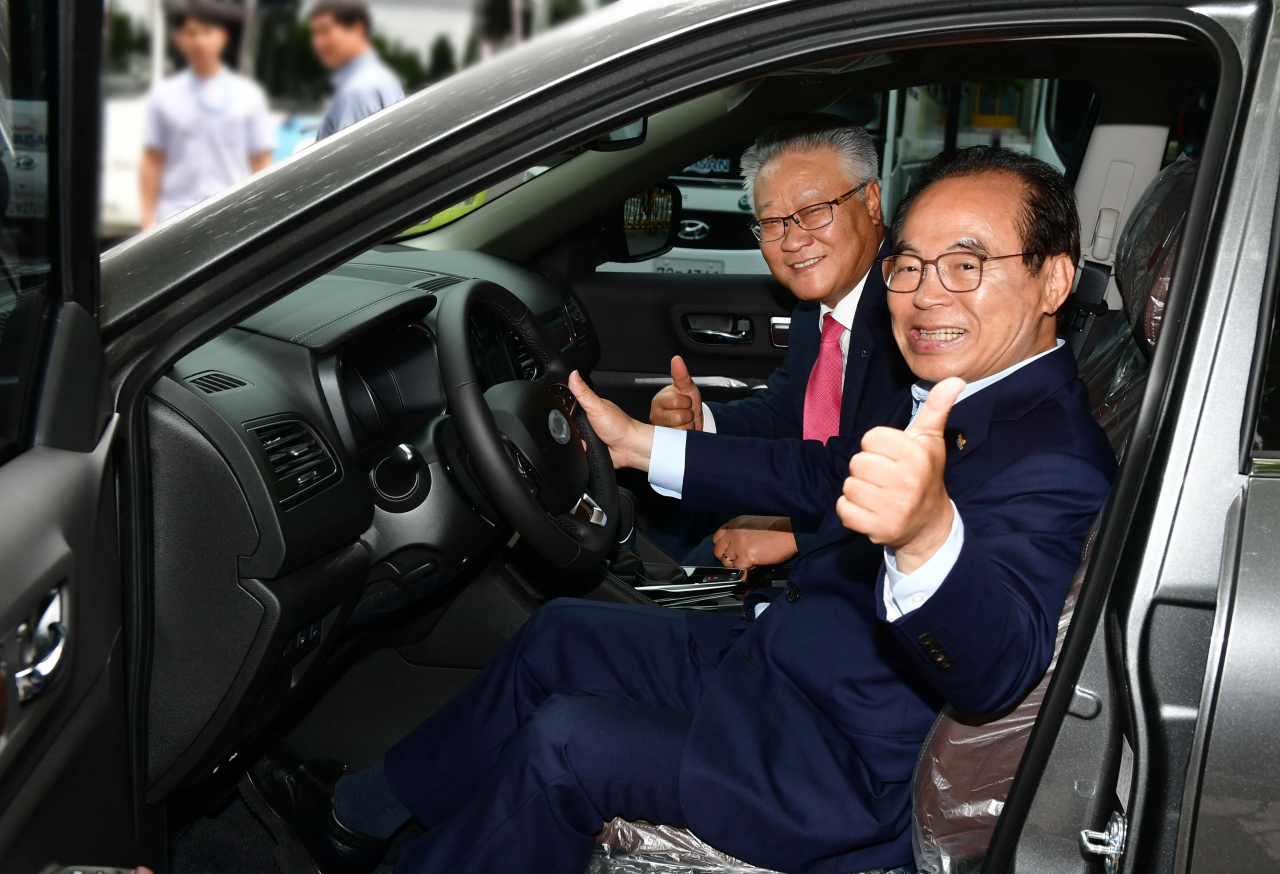 '메이드 인 부산(Made in Busan)' 캠페인의 일환으로 THE NEW QM6 차량을 구매한 오거돈 부산시장이 차량을 살펴보고 있다. [르노삼성차 제공]