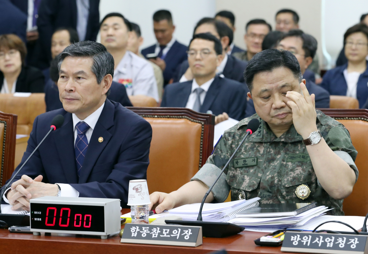 정경두 국방부 장관(왼쪽)과 박한기 합참의장이 3일 오후 국회 국방위원회 전체회의에 참석하고 있다. 이날 국방부는 '해상판 노크귀순' 관련 합참의장에 엄중 경고조치를 내렸다.[연합]