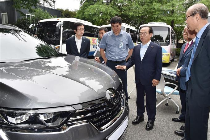 오거돈 시장이 르노삼성 자동차를 사겠다는 약속을 지켰다. 오 시장은 3일 오전 시청 야외주차장에서 QM6 차량을 직접 인수했다.