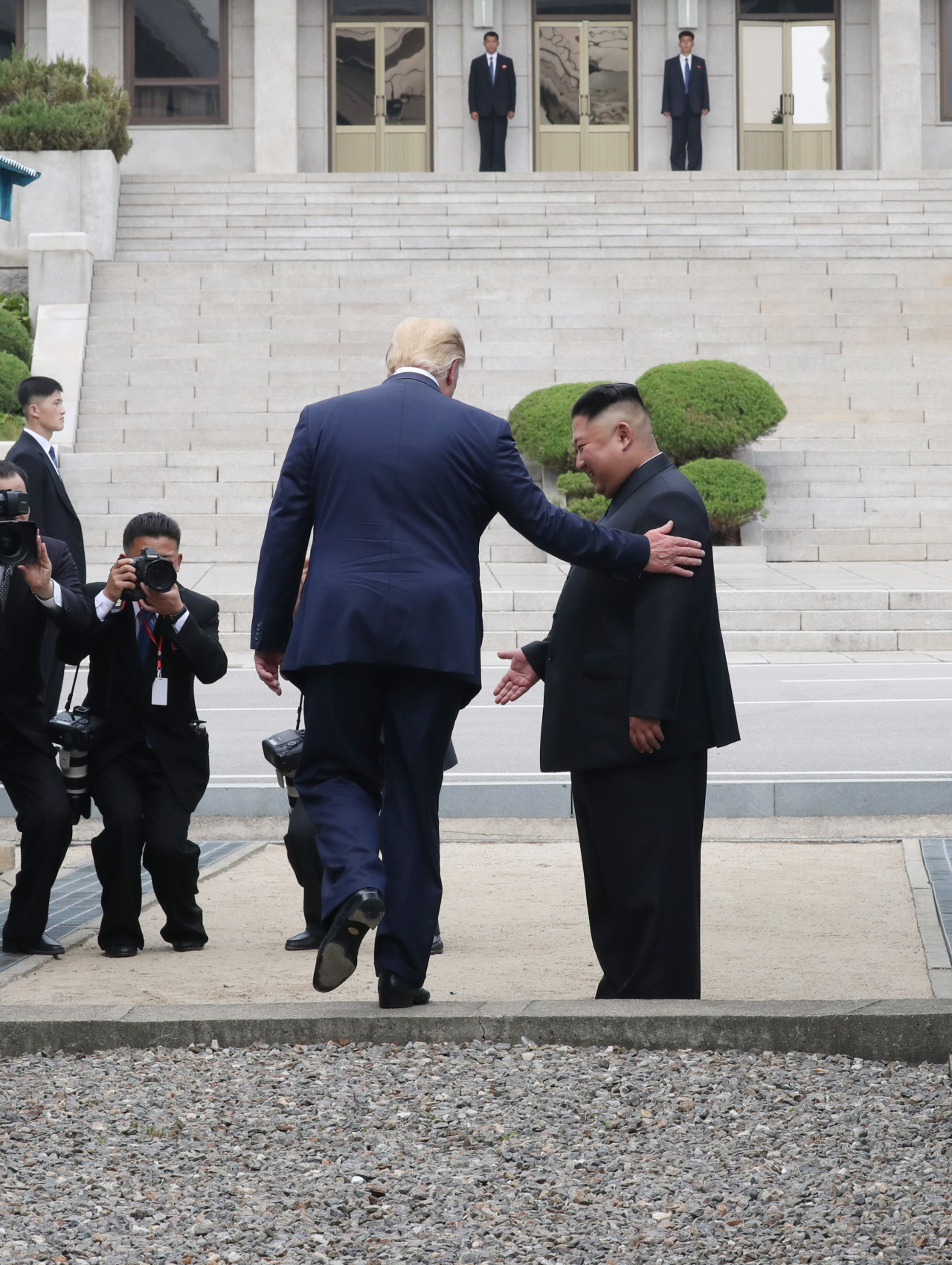 도널드 트럼프 미국 대통령이 북한 김정은 국무위원장을 만나기 위해 30일 오후 판문점 군사분계선을 넘고 있다. [연합]
