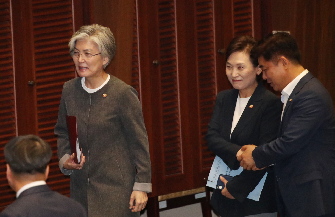 강경화 외교부 장관(왼쪽)과 김현미 국토교통부 장관이 3일 오전 국회 본회의장에서 더불어민주당 이인영 원내대표 교섭단체 대표연설을 들은 뒤 참석자들과 인사하고 있다. [연합]