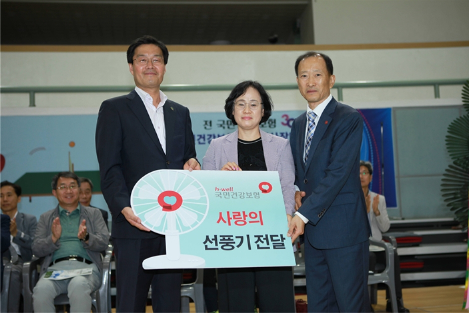 국민건강보험공단은 3일 강원도 태백시 취약계층을 방문해 ‘사랑의 선풍기’를 전달했으며, 빨래봉사와 집수리 봉사활동을 실시했다. [국민건강보험공단 제공]