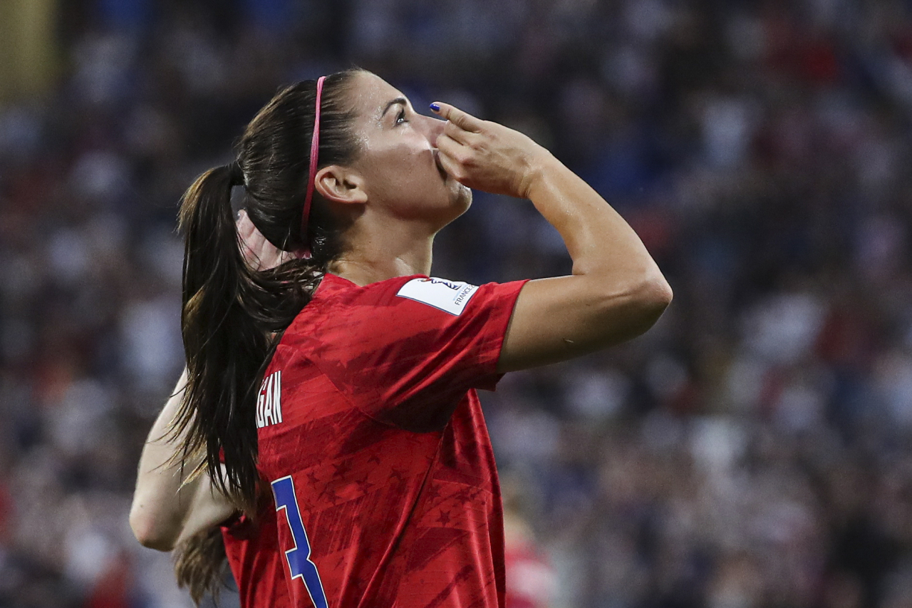 2일(현지시간) 2019 FIFA 프랑스 여자 월드컵 4강전에서 결승골을 넣은 뒤 ‘차 마시기’ 세리모니를 펼친 알렉스 모건.[EPA]