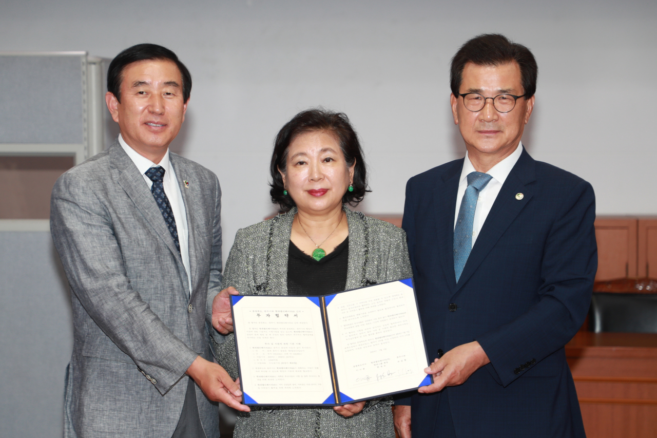 현정은(가운데) 현대그룹 회장이 3일 충북도청에서 이시종(오른쪽) 지사, 조길형 충주시장과 현대엘리베이터 본사·공장 이전 투자협약을 체결한 후 기념촬영을 하고 있다. [연합]