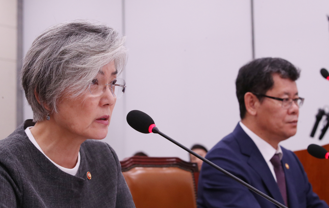 강경화 외교부 장관이 3일 국회에서 열린 외교통일위원회 전체회의에서 의원 질의에 답변하고 있다. [연합뉴스]