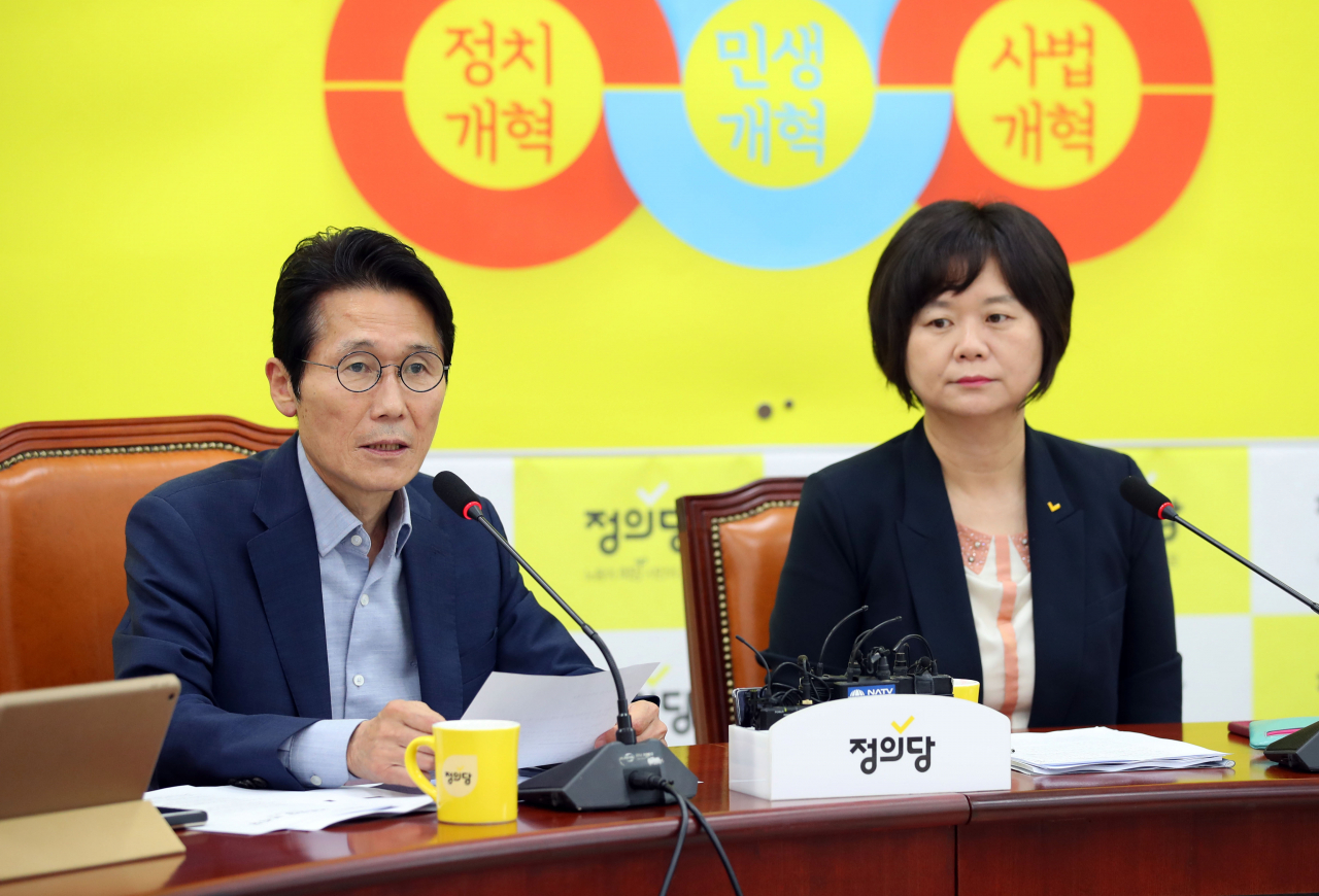 정의당 윤소하 원내대표(왼쪽)[연합]