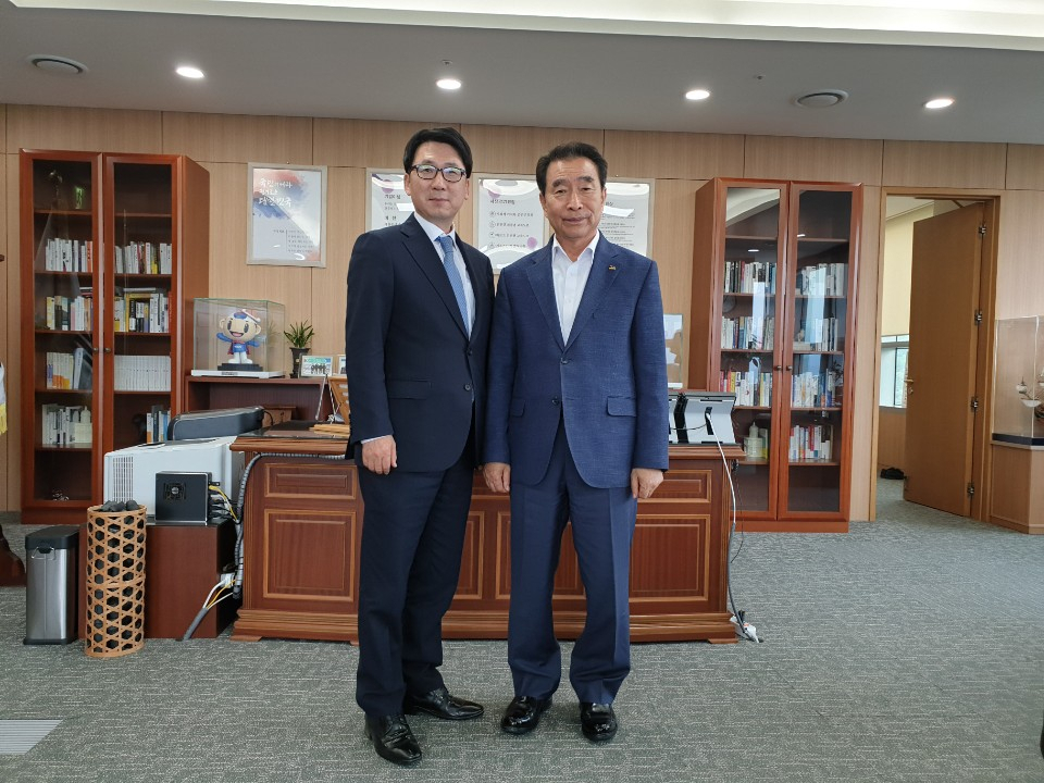 최종환 파주시장(왼쪽)이 이강래 도로공사 사장을 만나 제2수도권순환고속도로 자유로IC 설계반영을 요청했다