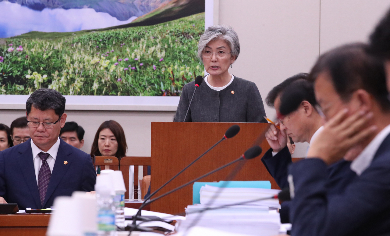 강경화 외교부 장관이 지난 3일 국회에서 열린 외교통일위원회 전체회의에서 현황보고를 하고 있다. [연합]