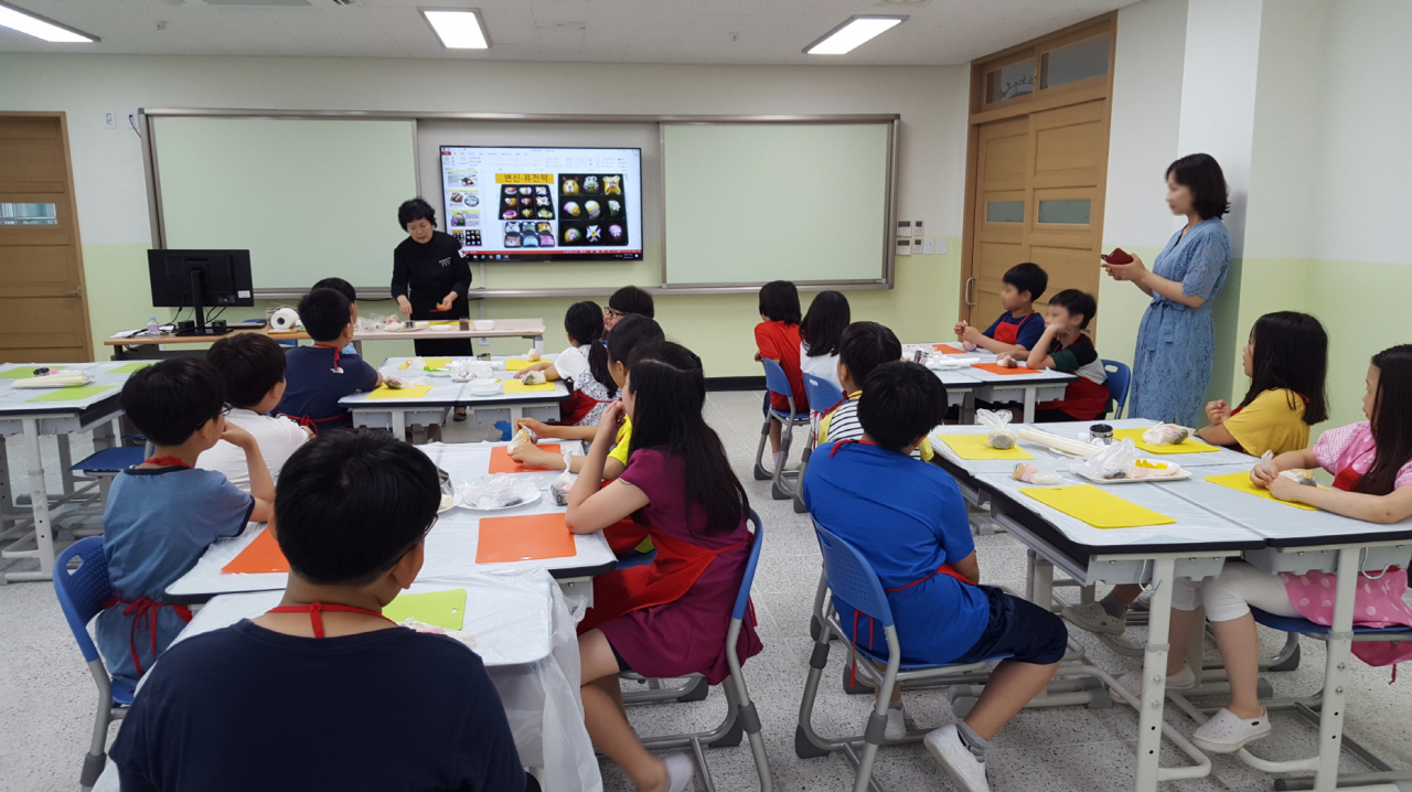 찾아가는 작업장 학교에서 전통떡 만들기 수업을 진행하고 있다. [구로구 제공]