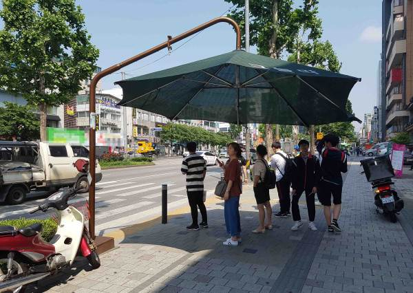 횡단보도 주변 신호를 기다리는 시민들을 위해 설치된 무더위그늘막. [관악구 제공]