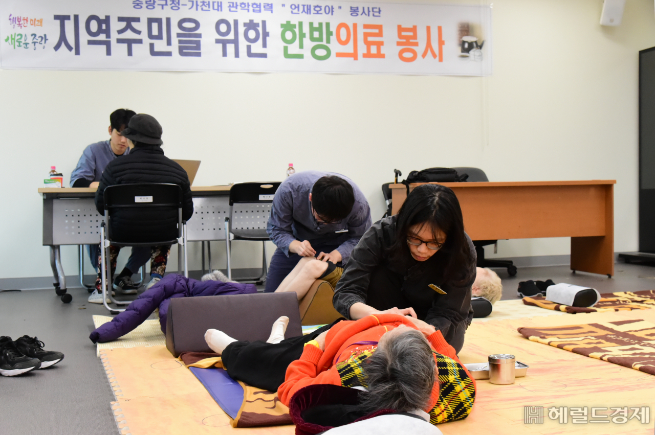 지난해 열린 한방진료 서비스에서 한의사들이 어르신들에게 침을 놓고 있다.[중랑구]