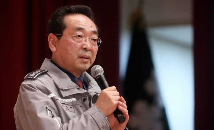 4일 서울지방경찰청 내자동 청사에서 이임식을 가진 원경환 서울지방경찰청장이 내년 4월 예정돼 있는 국회의원 선거 출마를 공식화 했다. 원 청장은 2016년 2월 평창올림픽에서 강원청장으로 재직하면서 경호 경비, 교통 등을 책임졌던 당사자다. 원 청장은 평창올림픽 당시 3개월 가량 현장에서 머물며 상황을 지휘했다. 평창올림픽은 한반도 평화 분위기를 고양시킨 결정적 사건으로 평가받고 있다. [사진=연합뉴스]