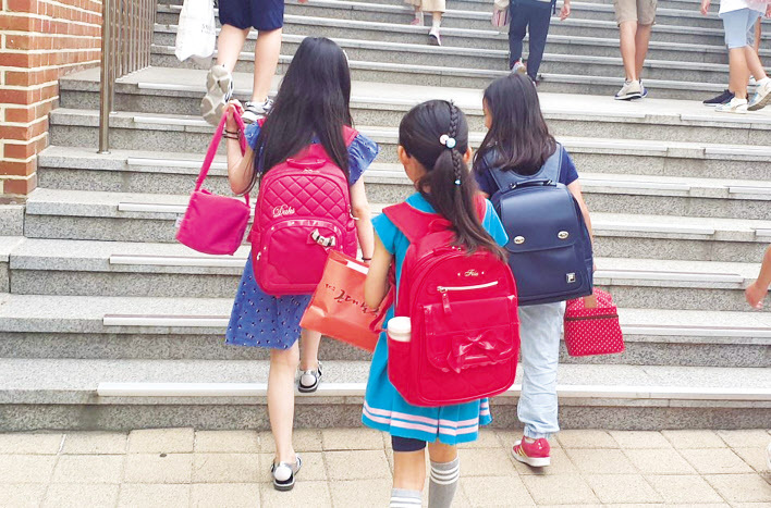 조리원 등 학교비정규직 노조 총파업으로 급식대란이 시작된 지난 3일 서울의 한 초등학교 등교길 풍경. 평소 학교에서 제공되는 급식으로 점심 식사를 하던 아이들이 이날은 도시락을 들고 등교하고 있다.  김유진 기자/ kacew@heraldcorp.com