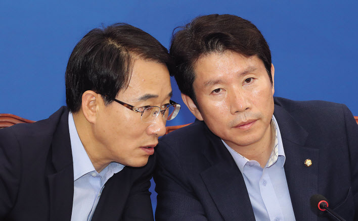 더불어민주당 이인영 원내대표(오른쪽)와 이원욱 원내수석부대표가 4일 오전 국회에서 열린 정책조정회의에서 이야기하고 있다.  [연합]